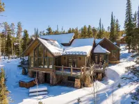LUXURY HIGHLANDS HOME! Ten Mile Views, Lake View, Hot tub, Pool table, Foosball