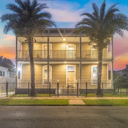 Garden District Upscale Summer Escape w/Gated Off-St Parking & Streetcar Access