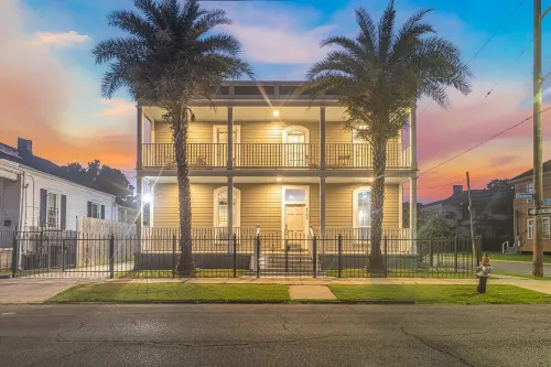 Garden District Upscale Home w/Gated Off-Street Parking & Streetcar Access