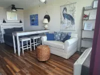 Studio condo with amazing water views, short walk to the beach 大西洋灘酒店