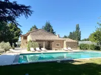 Mas Provençale Entouré de Pommiers, Piscine et Terrain de Tennis 카바이용 호텔