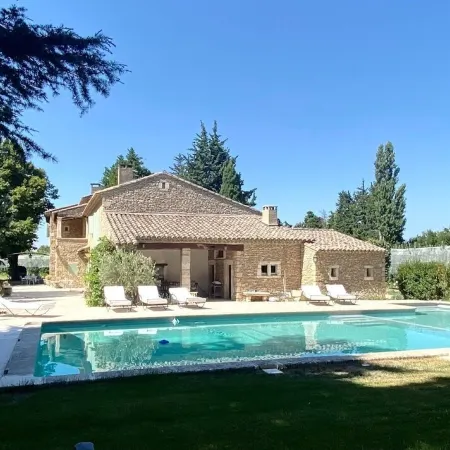 Mas Provençale Entouré de Pommiers, Piscine et Terrain de Tennis Отели в г. Кавайон