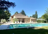 Mas Provençale Entouré de Pommiers, Piscine et Terrain de Tennis