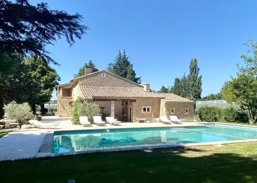 Mas Provençale Entouré de Pommiers, Piscine et Terrain de Tennis