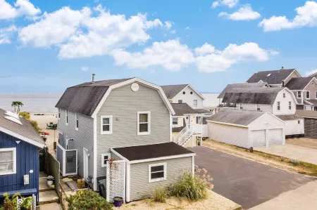 Beachfront house on Long Island Sound