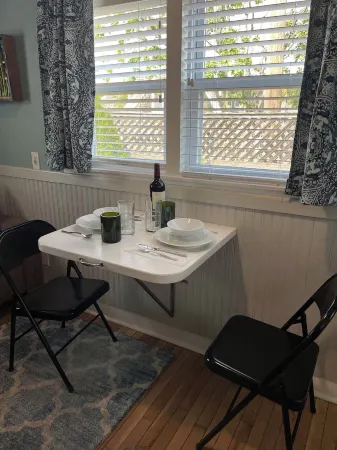 West End Tiny House with Private Patio Отели рядом с достопримечательностью «Рейс Пойнт Бич»