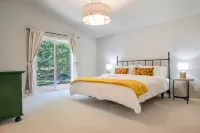 Tall Pine Tuckaway – HOT TUB, EV Charger, firepit patio, full RV hookups Hotels near High Desert Museum