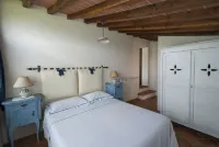 Old farmhouse surrounded by olive groves, near the village, 5 places, first floor, swimming pool