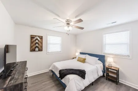 Modern North of Nashville Retreat- Easy Lake Access