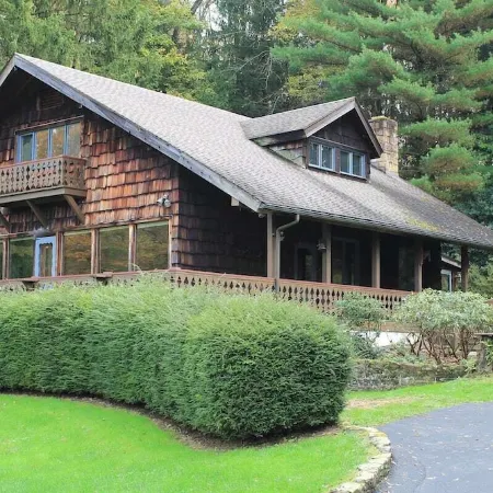 Pine Grove Retreat- True Mtn. Chalet near 7 Springs, Falling Water, & Ohiopyle