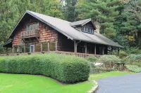 Pine Grove Retreat- True Mtn. Chalet near 7 Springs, Falling Water, & Ohiopyle