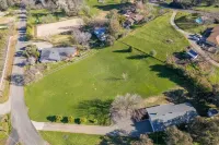 Mid Century Modern Escape 4 Br w/ Pool - 1.7 acres