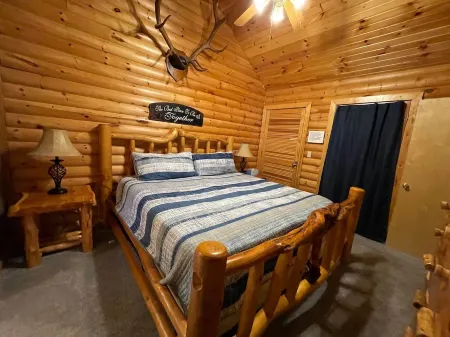 2 Bed Log Cabin, w/2 Jacuzzi, 1 mi to Sdc, Pool, Nature Trails, Private Lake