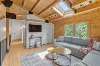 Our pondside cabin - a charming retreat with modern amenities near Wachusett Mtn Hotels in Westminster