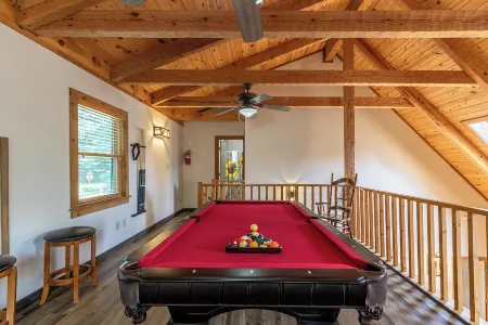 Family-Friendly, Pet-Friendly, Hot Tub, Pool Table, Fast Wifi, and Fireplace