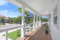 🌴☀️New Vacation Home! Steps from Beach! 4/2.5, Sleeps 8 ☀️🌴 Hotel a Redington Beach