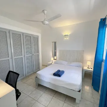 Secure 2-pers apartment centrally located and close to the beach
