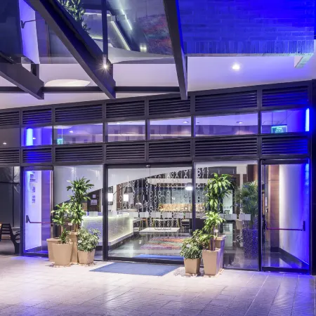 Holiday Inn Express & Suites BOGOTA DC by IHG Отели рядом с достопримечательностью «Театр «Роял Сентер»»