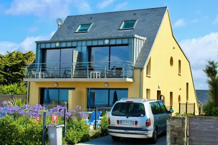 SEAFRONT, Magnificent 180° Sea View, high Standard, Garden and Private Parking