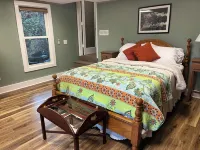 Large Private Lake Front Home on Level Lot, Kayaks, Fire Pit, Dock