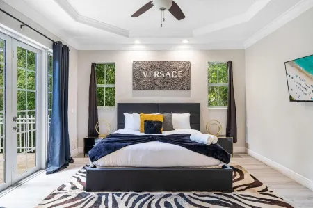 Hot Tub, Pool, Lush Backyard, Outdoor Dining w/BBQ Versace Villa in Miami Shores