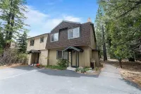 Gorgeous Tahoe Condo/Pools/Hot Tub/Tennis/ 1/2 Mile to Beach!