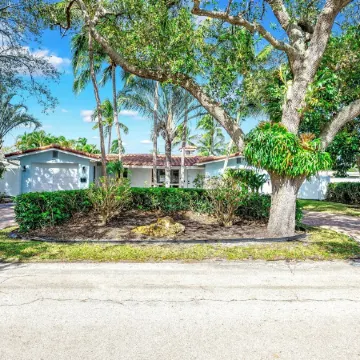 Heated Pool + Hot Tub! Close To Beach & Shops!