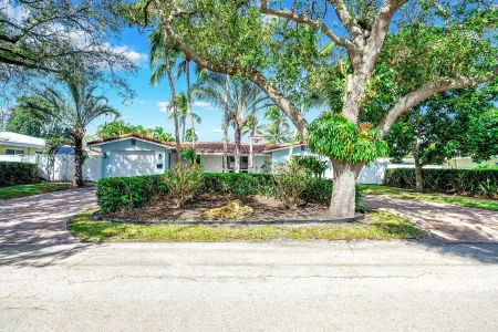 Heated Pool + Hot Tub! Close To Beach & Shops!