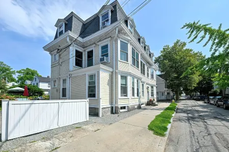 Stonington Borough steps to shops, dining and water