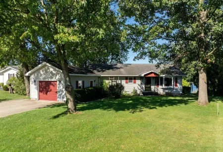 Live & Love Life on the Lake at Sunset Peak! Отели в г. LaGrange County