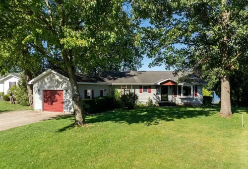 Live & Love Life on the Lake at Sunset Peak!