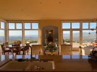 Amazing Hillside Retreat 6 bedrooms, 7.5 baths
