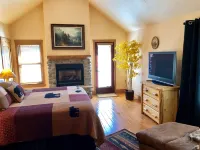 Beautiful Condo Retreat on the River