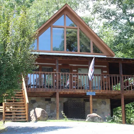Cabin of Dreams – Bluff Mountain Views, Hot Tub & Wildlife