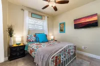 King Suite, Hot Tub, Pool, BBQ Grill, Bikes, Patio, EV Charger, 600 ft 2 Beach!