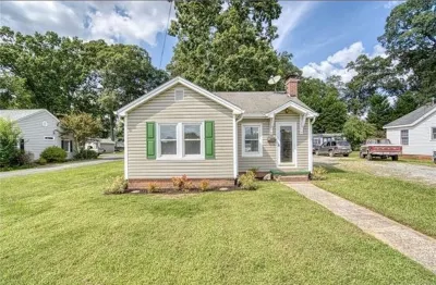 3BR on Main Street ★ Downtown Belmont ★ 5 Min Walk Hotel dekat Daniel Stowe Botanical Garden