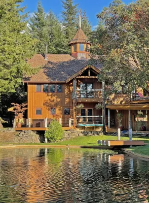 Gramma's 4BR Home, Lake, Wooded, Hot Tub, Swim, Swings, Gated Estate, Gorgeous Hotels near Pelindaba Lavender Farm