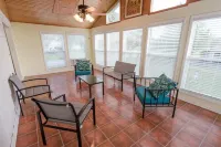ROOMY!, pet friendly, fenced backyard. - Homestays