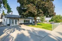 Sunny Wenatchee Pool House Hotels near Pickle Papers