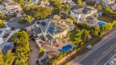 Luxury Family Resort Home Near Beach~ Pool ~ Hot Tub ~ Sportcourt