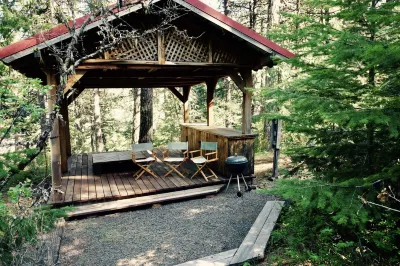 Mt Ashland Homestead, Ashland 10m, 40 ridgetop acres old forest, right by PCT Hotels near Fish Lake