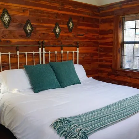 Couples Getaway Near Hot Springs-Jacuzzi and Hot Tub Overlooking Mountains! Hotels in Hot Spring County