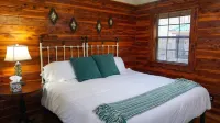 Couples Getaway Near Hot Springs-Jacuzzi and Hot Tub Overlooking Mountains!