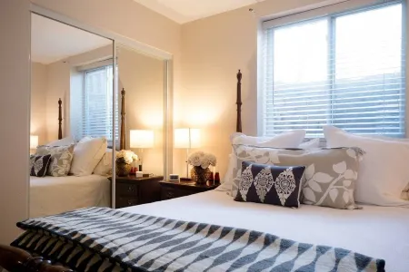 Like HOME but BETTER: near Foothills, pvt.apt. in FAB home YOU'LL LOVE IT!