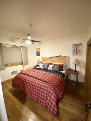 Spacious Condo Getaway, Steps from Ski Slopes, Town and Entertainment Các khách sạn ở 