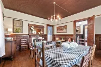 Twin Maples Farmhouse-Walk to Dining, Shops & Pubs - 4-Star