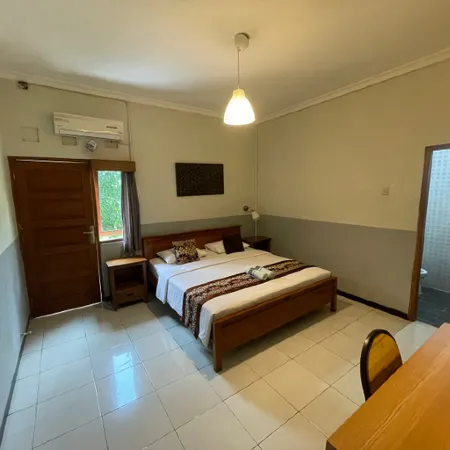 Wisma Anugerah Redpartner Near Masjid Zayed Solo