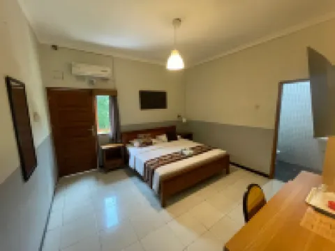 Wisma Anugerah Redpartner Near Masjid Zayed Solo