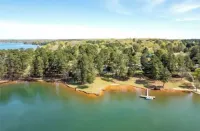 Beautiful villa on Lake Hartwell, stunning views, large deck for family to enjoy