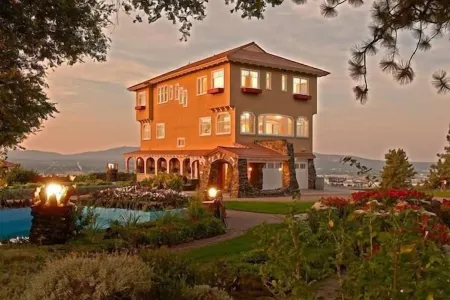 Huge Backyard-Spacious 4 Bedroom! Wet Room Bathroom! Pets! Arcade! Green Clean